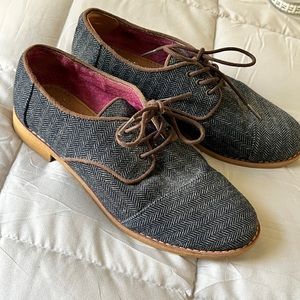 Toms dress shoe- 8.5-super cute print that goes with jeans, leggings, or dress.